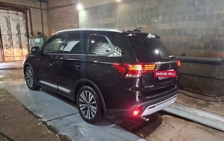 Mitsubishi Outlander III рестайлинг 3, 2020 год, 2 350 000 рублей, 3 фотография