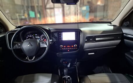 Mitsubishi Outlander III рестайлинг 3, 2020 год, 2 350 000 рублей, 13 фотография