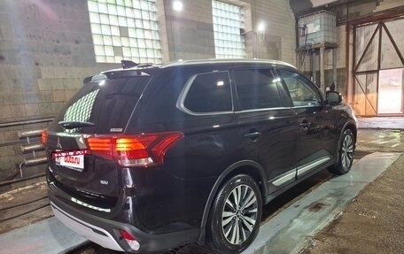 Mitsubishi Outlander III рестайлинг 3, 2020 год, 2 350 000 рублей, 4 фотография