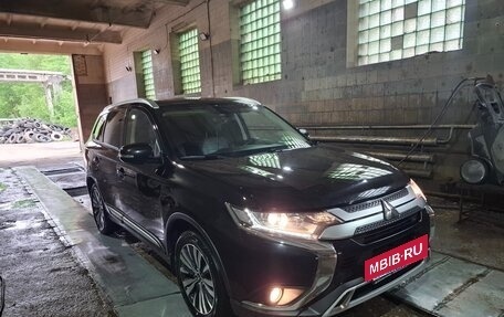 Mitsubishi Outlander III рестайлинг 3, 2020 год, 2 350 000 рублей, 2 фотография