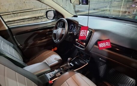 Mitsubishi Outlander III рестайлинг 3, 2020 год, 2 350 000 рублей, 10 фотография
