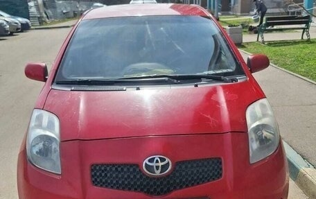 Toyota Yaris III рестайлинг, 2007 год, 420 000 рублей, 1 фотография