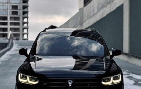 Volkswagen Tiguan II, 2023 год, 2 700 000 рублей, 1 фотография