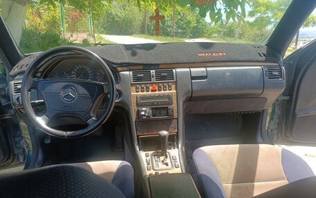 Mercedes-Benz E-Класс, 1997 год, 430 000 рублей, 5 фотография
