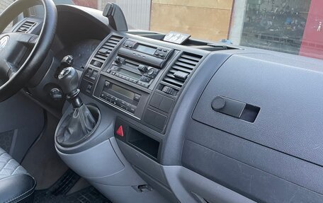 Volkswagen Caravelle T5, 2005 год, 840 000 рублей, 8 фотография