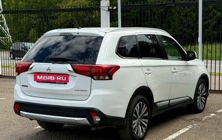 Mitsubishi Outlander III рестайлинг 3, 2016 год, 1 899 000 рублей, 4 фотография