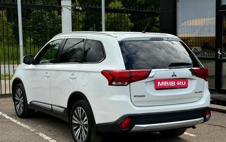 Mitsubishi Outlander III рестайлинг 3, 2016 год, 1 899 000 рублей, 6 фотография