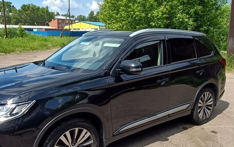Mitsubishi Outlander III рестайлинг 3, 2020 год, 2 400 000 рублей, 4 фотография