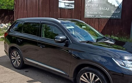 Mitsubishi Outlander III рестайлинг 3, 2020 год, 2 400 000 рублей, 5 фотография