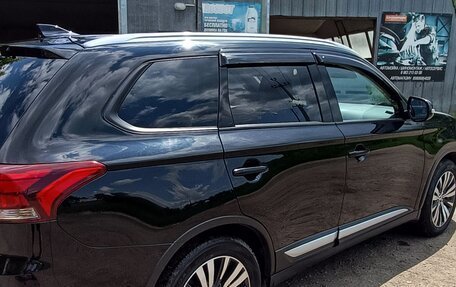 Mitsubishi Outlander III рестайлинг 3, 2020 год, 2 400 000 рублей, 7 фотография