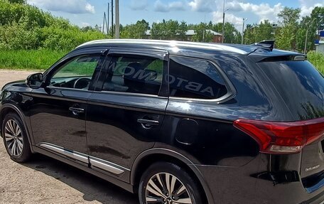 Mitsubishi Outlander III рестайлинг 3, 2020 год, 2 400 000 рублей, 8 фотография