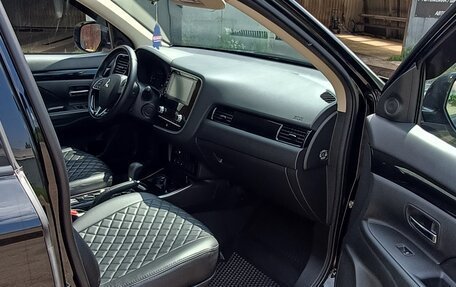 Mitsubishi Outlander III рестайлинг 3, 2020 год, 2 400 000 рублей, 11 фотография
