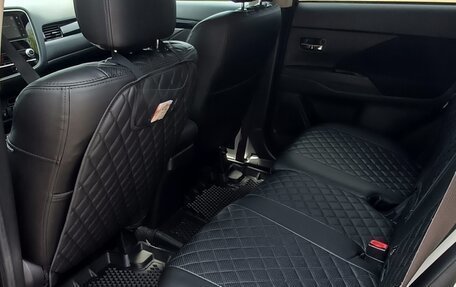 Mitsubishi Outlander III рестайлинг 3, 2020 год, 2 400 000 рублей, 10 фотография