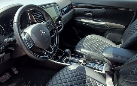 Mitsubishi Outlander III рестайлинг 3, 2020 год, 2 400 000 рублей, 9 фотография