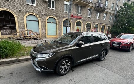 Mitsubishi Outlander III рестайлинг 3, 2016 год, 1 620 000 рублей, 2 фотография