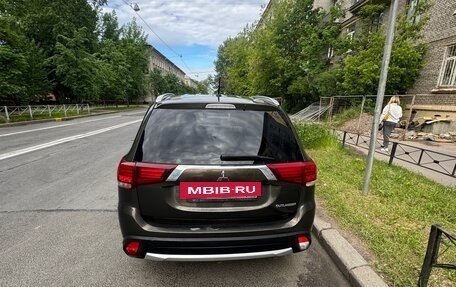 Mitsubishi Outlander III рестайлинг 3, 2016 год, 1 620 000 рублей, 4 фотография