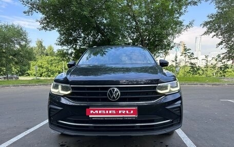 Volkswagen Tiguan II, 2021 год, 2 780 000 рублей, 2 фотография