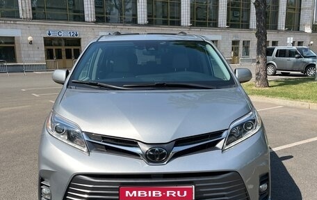 Toyota Sienna III, 2020 год, 3 900 000 рублей, 1 фотография