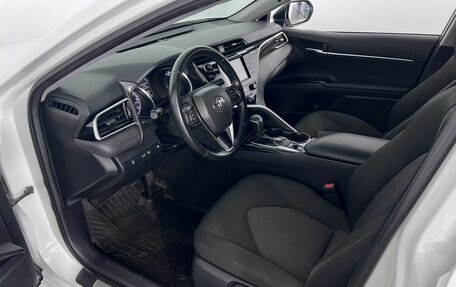 Toyota Camry, 2018 год, 2 350 000 рублей, 9 фотография