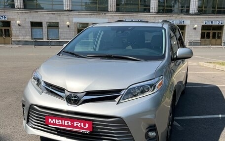 Toyota Sienna III, 2020 год, 3 900 000 рублей, 2 фотография