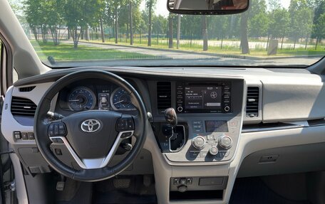 Toyota Sienna III, 2020 год, 3 900 000 рублей, 15 фотография
