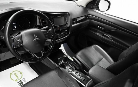 Mitsubishi Outlander III рестайлинг 3, 2017 год, 2 195 000 рублей, 9 фотография