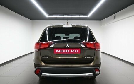 Mitsubishi Outlander III рестайлинг 3, 2017 год, 2 195 000 рублей, 4 фотография