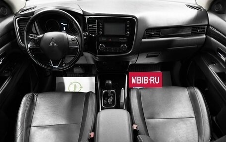 Mitsubishi Outlander III рестайлинг 3, 2017 год, 2 195 000 рублей, 11 фотография