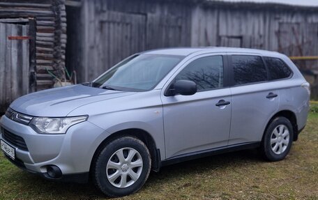 Mitsubishi Outlander III рестайлинг 3, 2013 год, 1 430 000 рублей, 2 фотография