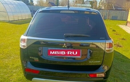 Mitsubishi Outlander III рестайлинг 3, 2014 год, 1 600 000 рублей, 4 фотография