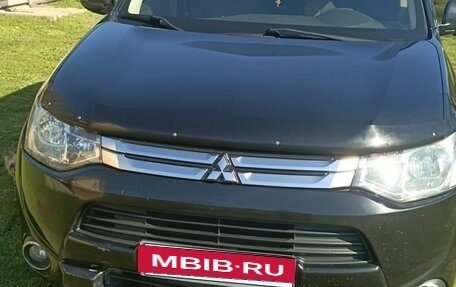 Mitsubishi Outlander III рестайлинг 3, 2014 год, 1 600 000 рублей, 11 фотография