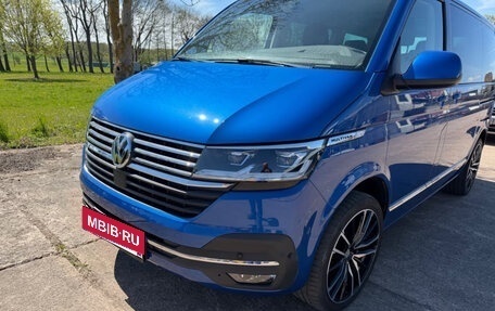 Volkswagen Multivan T6 рестайлинг, 2020 год, 3 550 000 рублей, 2 фотография