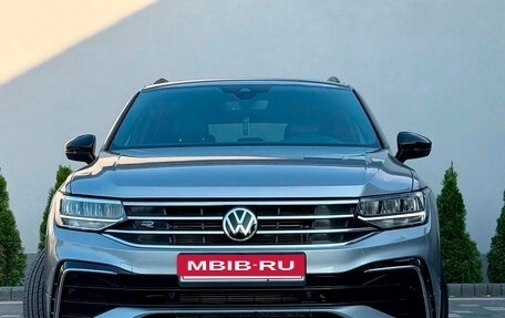 Volkswagen Tiguan II, 2020 год, 2 800 000 рублей, 2 фотография