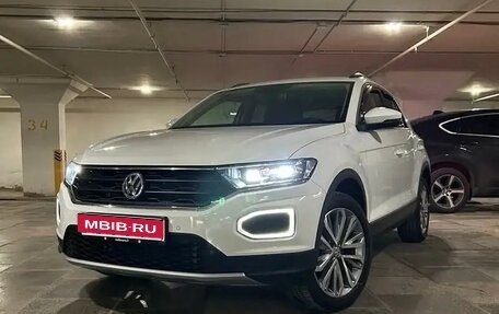 Volkswagen T-Roc I, 2022 год, 1 820 000 рублей, 1 фотография