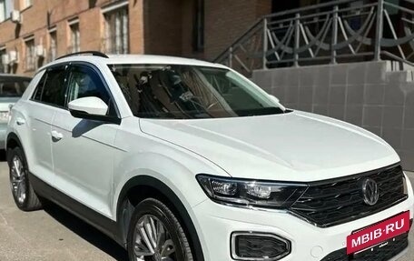 Volkswagen T-Roc I, 2022 год, 1 820 000 рублей, 2 фотография
