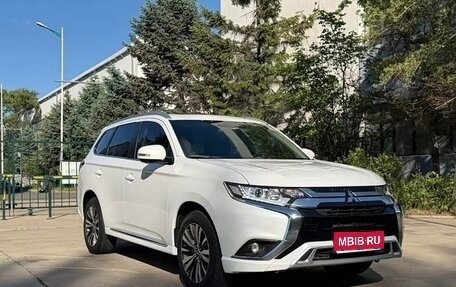 Mitsubishi Outlander III рестайлинг 3, 2021 год, 2 325 000 рублей, 1 фотография
