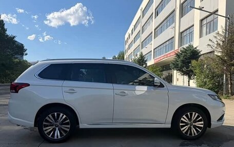 Mitsubishi Outlander III рестайлинг 3, 2021 год, 2 325 000 рублей, 5 фотография
