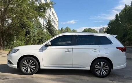 Mitsubishi Outlander III рестайлинг 3, 2021 год, 2 325 000 рублей, 4 фотография