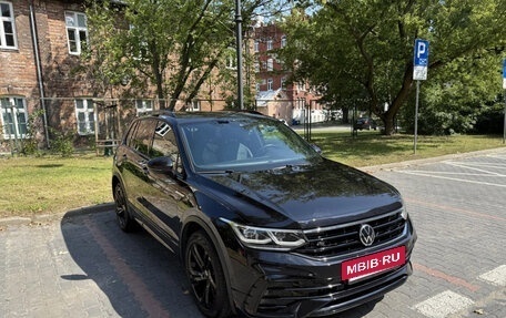 Volkswagen Tiguan II, 2021 год, 2 740 000 рублей, 2 фотография
