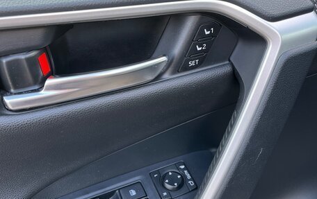 Toyota RAV4, 2019 год, 3 950 000 рублей, 11 фотография