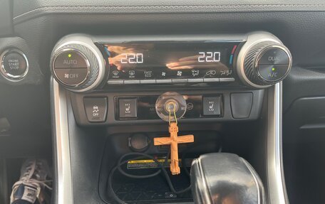 Toyota RAV4, 2019 год, 3 950 000 рублей, 26 фотография