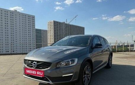 Volvo V60 Cross Country II, 2015 год, 2 070 000 рублей, 2 фотография