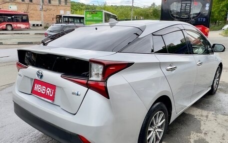 Toyota Prius IV XW50, 2019 год, 1 450 000 рублей, 1 фотография