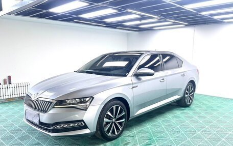 Skoda Superb III рестайлинг, 2022 год, 1 850 000 рублей, 1 фотография