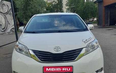 Toyota Sienna III, 2016 год, 2 680 000 рублей, 1 фотография