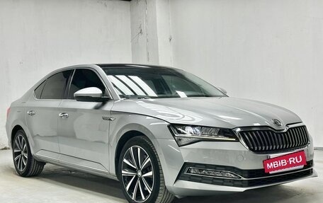 Skoda Superb III рестайлинг, 2022 год, 1 890 000 рублей, 3 фотография