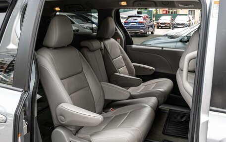 Toyota Sienna III, 2017 год, 3 120 000 рублей, 7 фотография