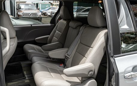 Toyota Sienna III, 2017 год, 3 120 000 рублей, 10 фотография