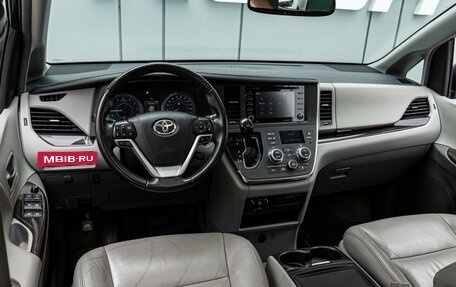 Toyota Sienna III, 2017 год, 3 120 000 рублей, 6 фотография