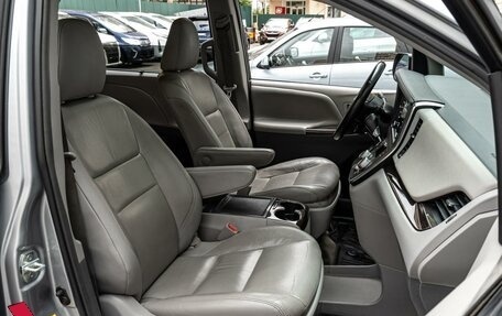 Toyota Sienna III, 2017 год, 3 120 000 рублей, 8 фотография